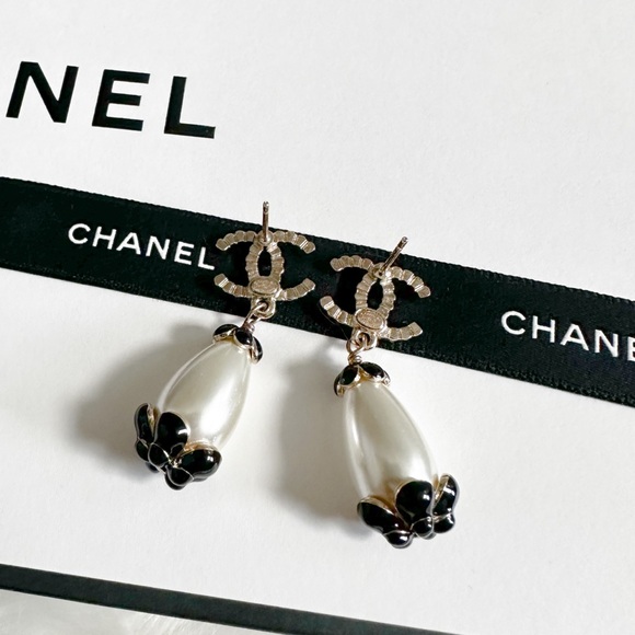 Chanel AB5694 Scallop Pearl Camelia Flower Dangle CC Crystal Drop Earrings - Picture 6 of 9
